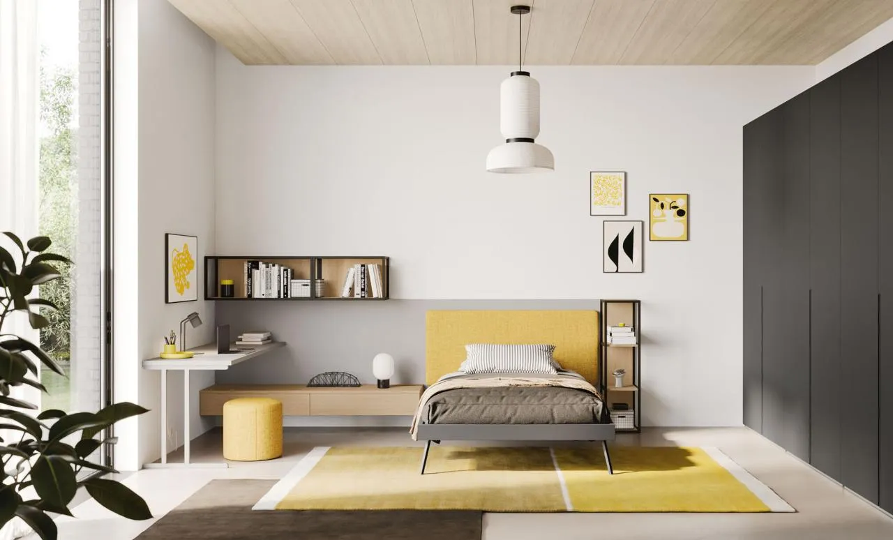 Cabina armadio bianca con abiti appesi e valigie