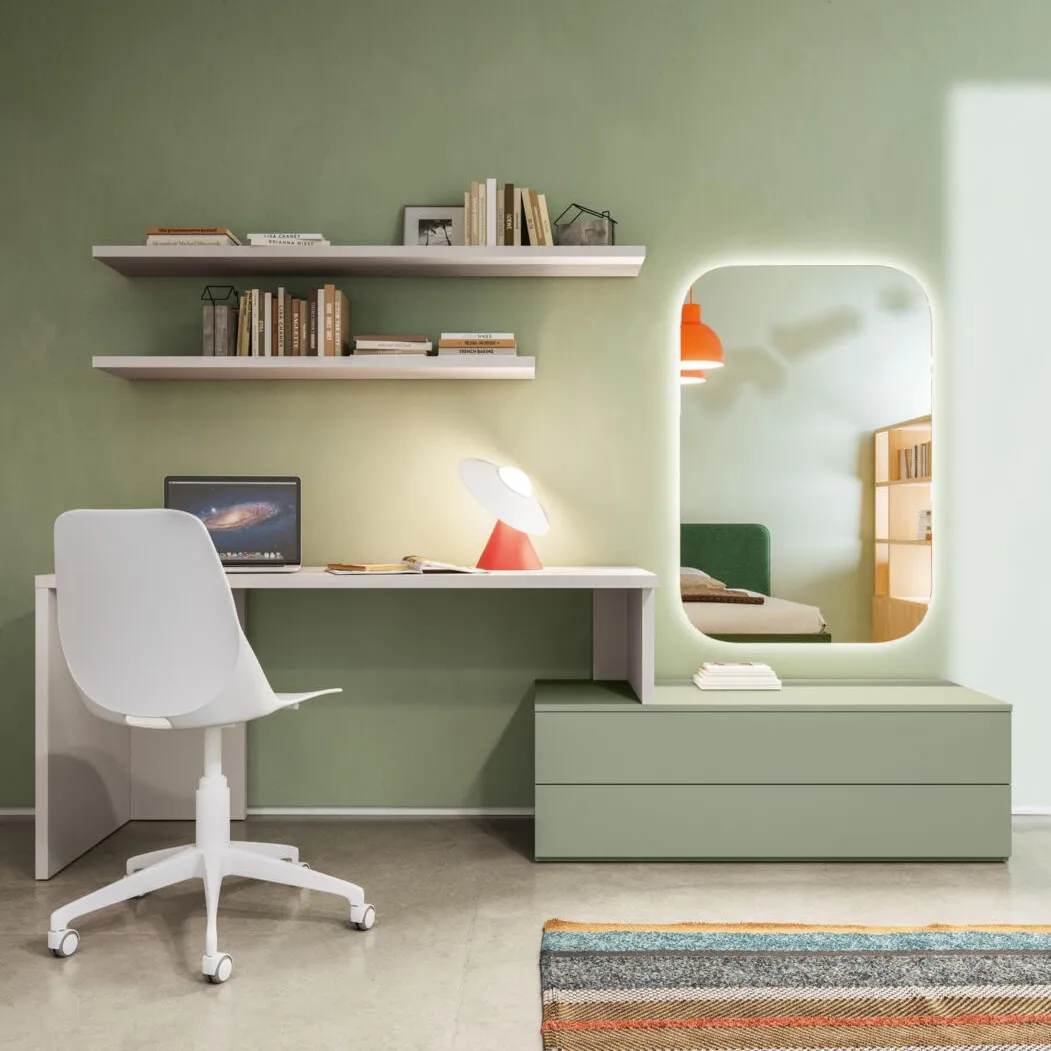 Armadio aperto verde con vestiti appesi