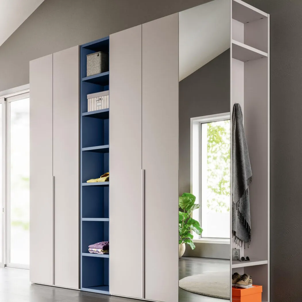 Armadio grigio con vano a giorno blu