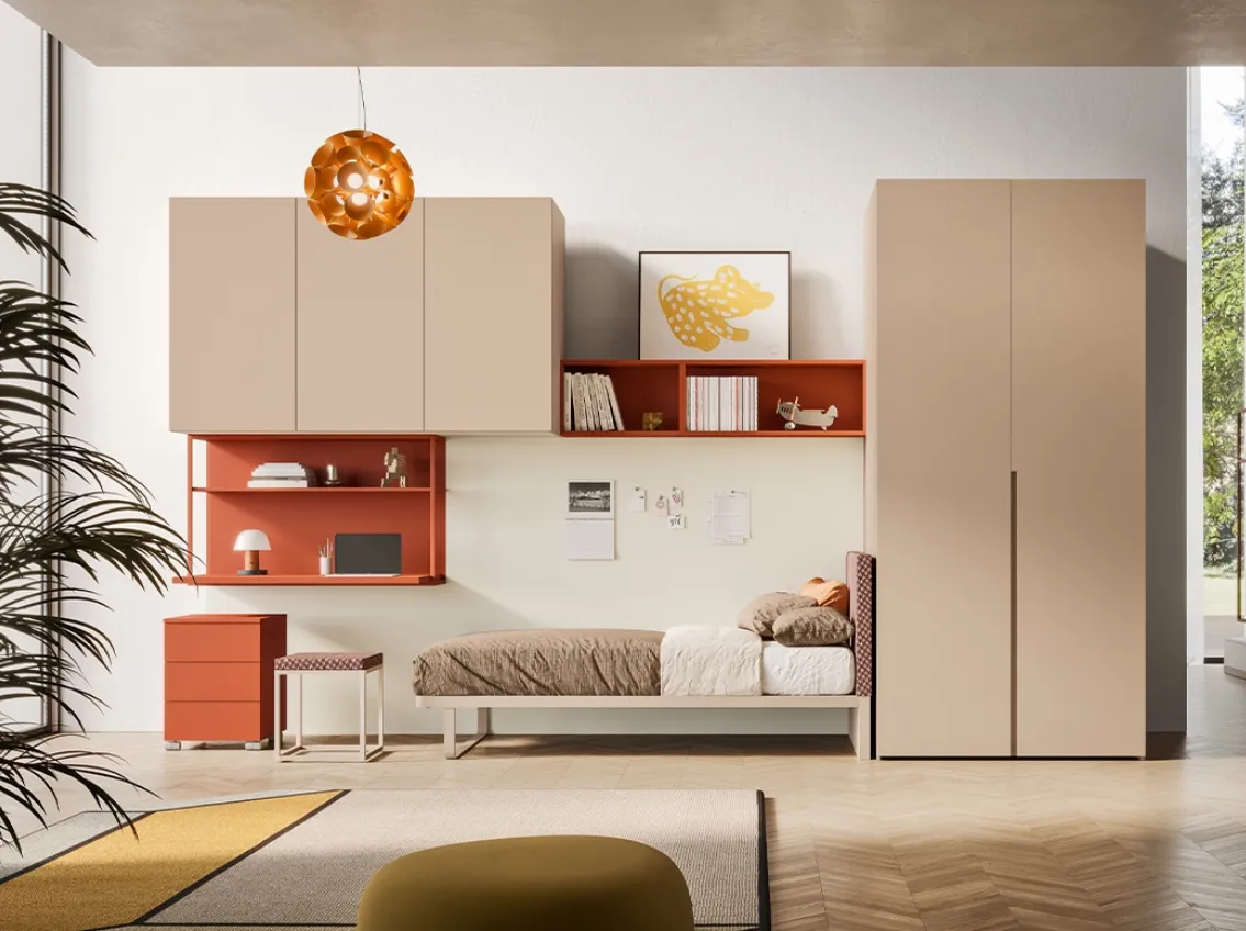 Cameretta rosa e terracotta con letto e scrivania