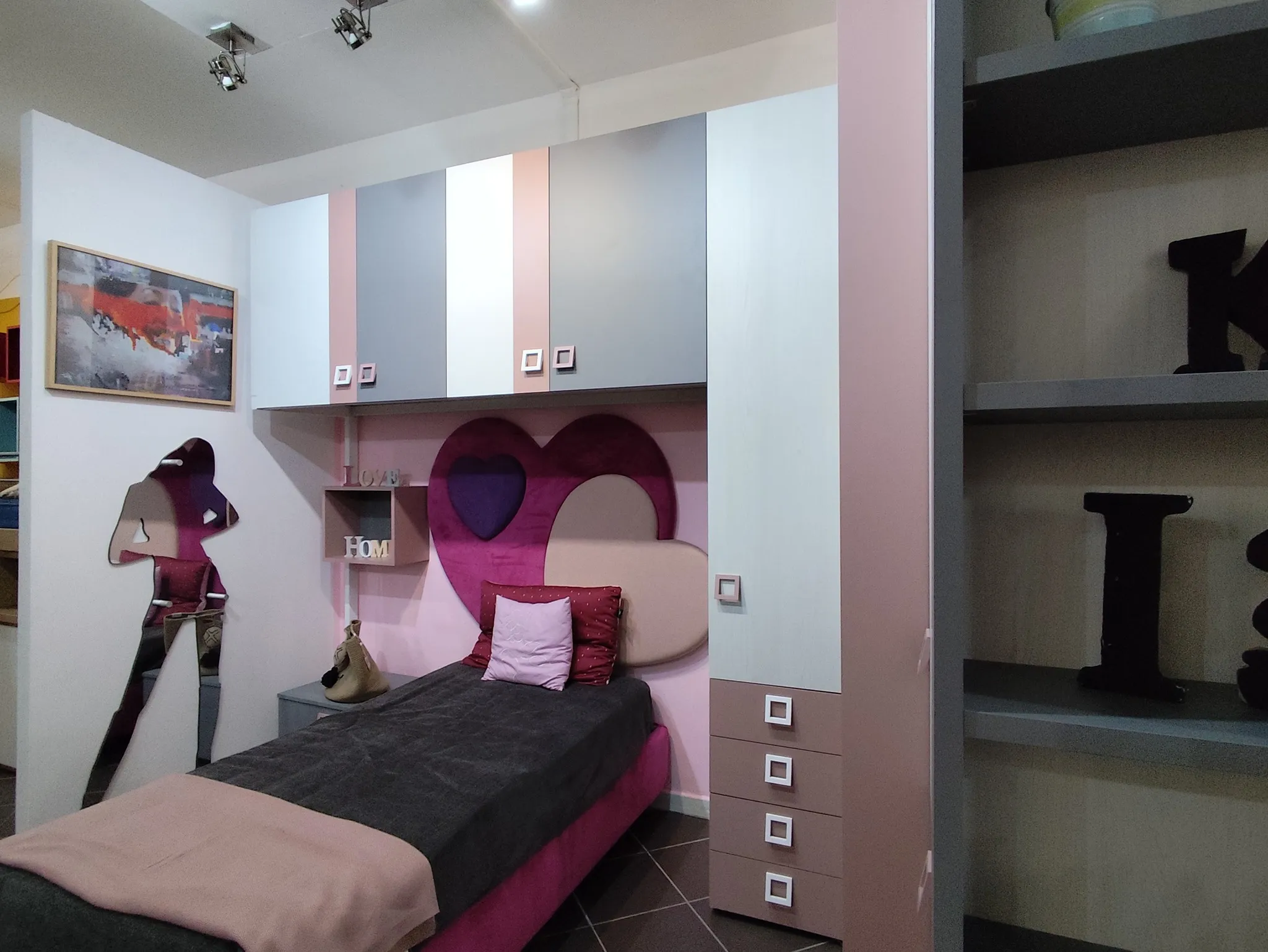 Cameretta rosa con testiera a cuore e armadio