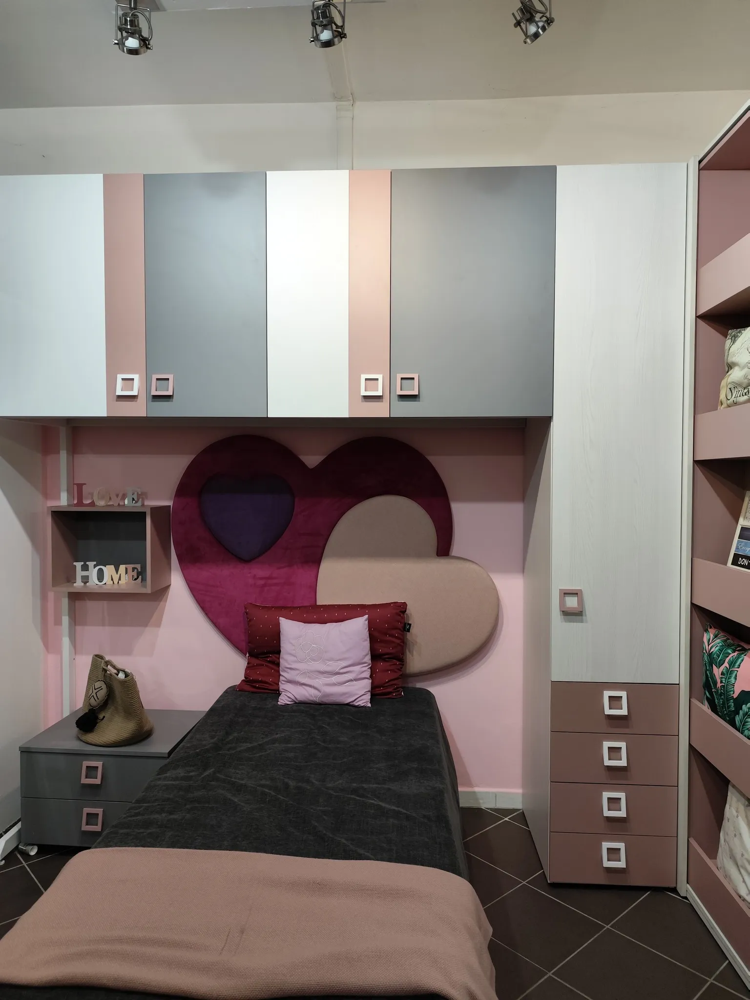 Cameretta rosa con testiera a cuore e comodino