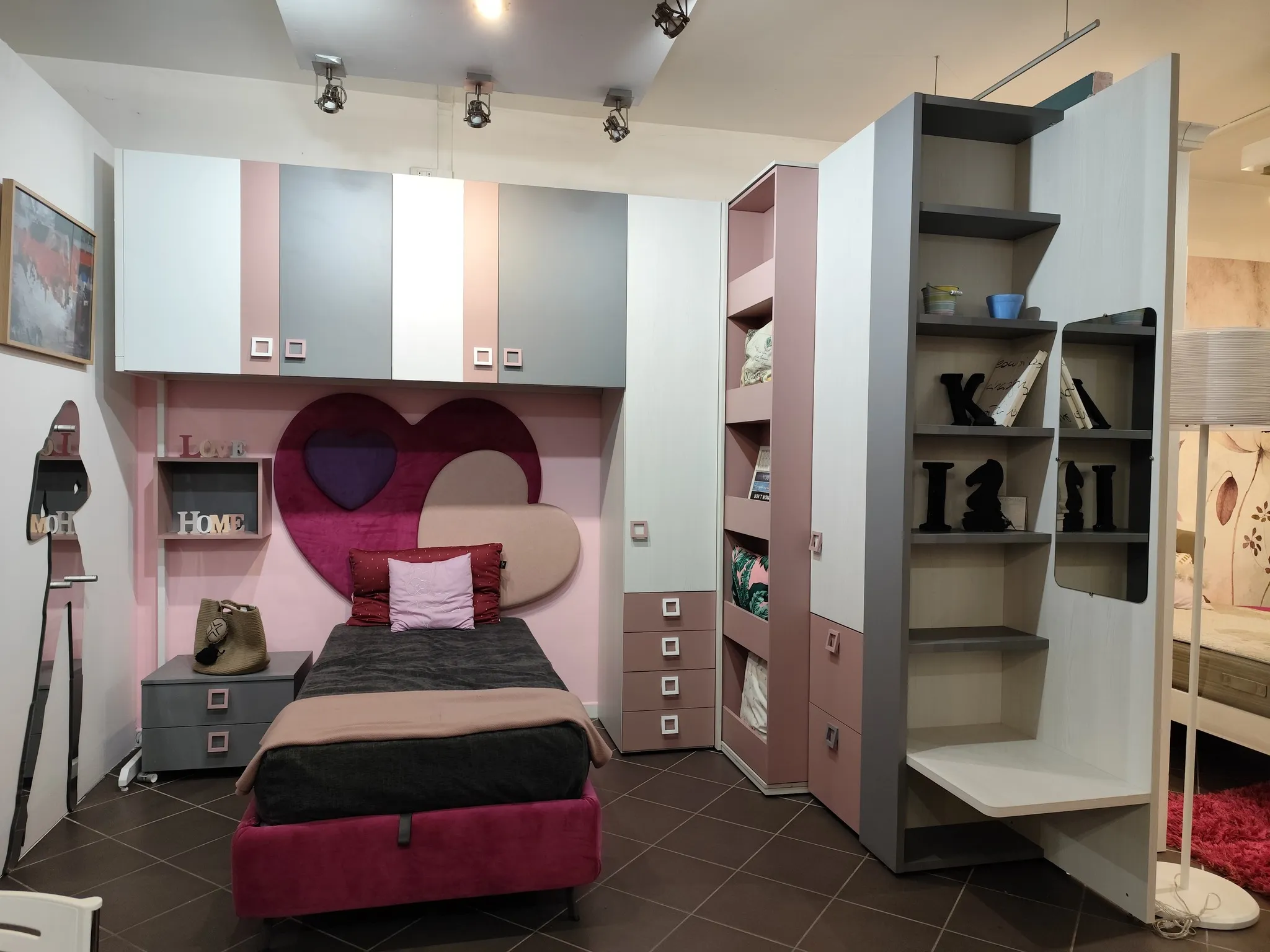 Cameretta rosa con armadio e cabina armadio aperta