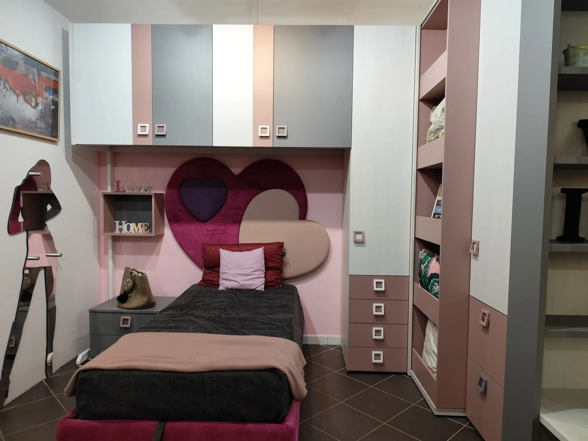 Cameretta rosa con testiera a cuore vista laterale