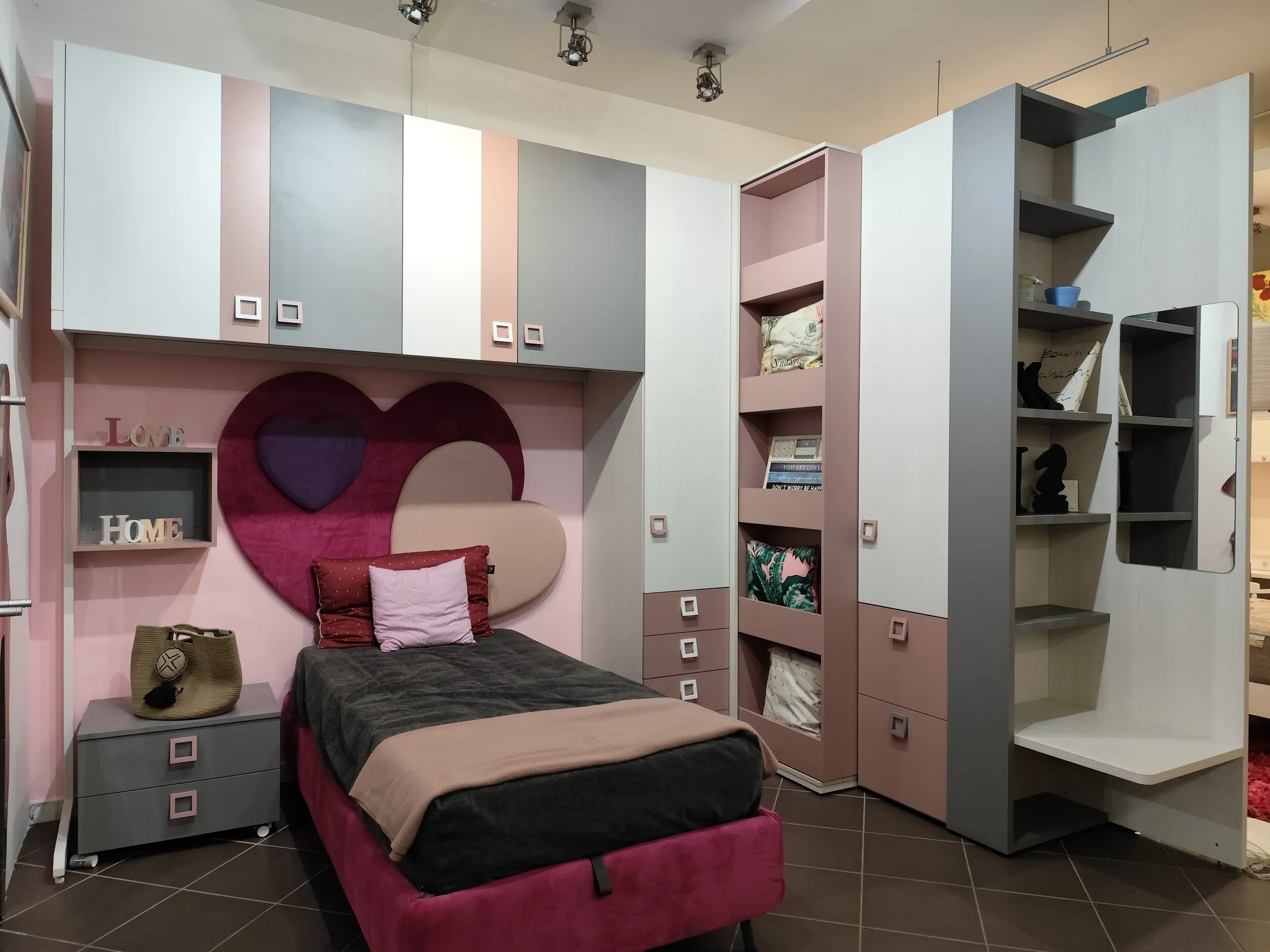 Cameretta rosa con letto, armadio e libreria