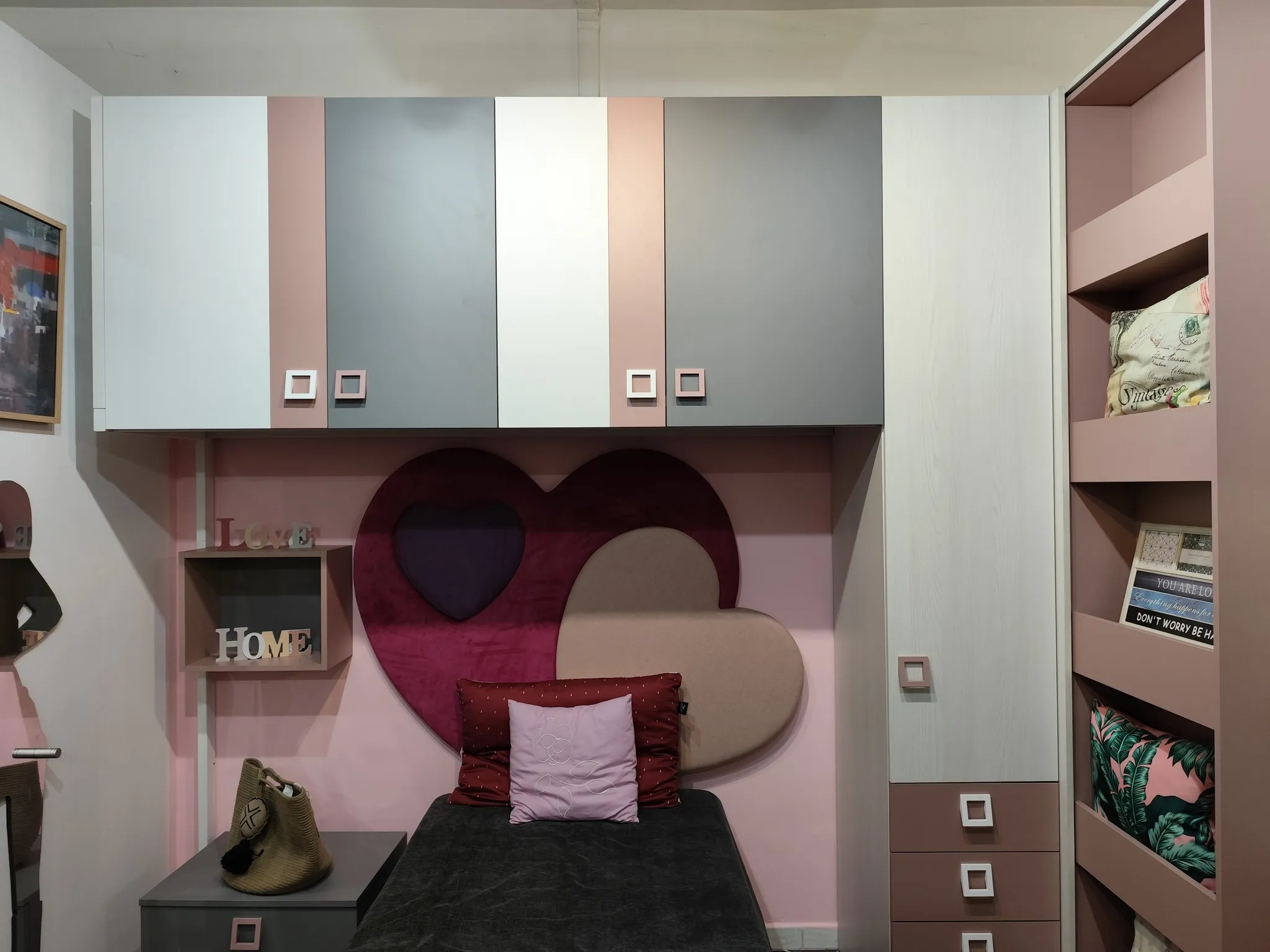 Testiera a cuore rosa con pensili sopraletto