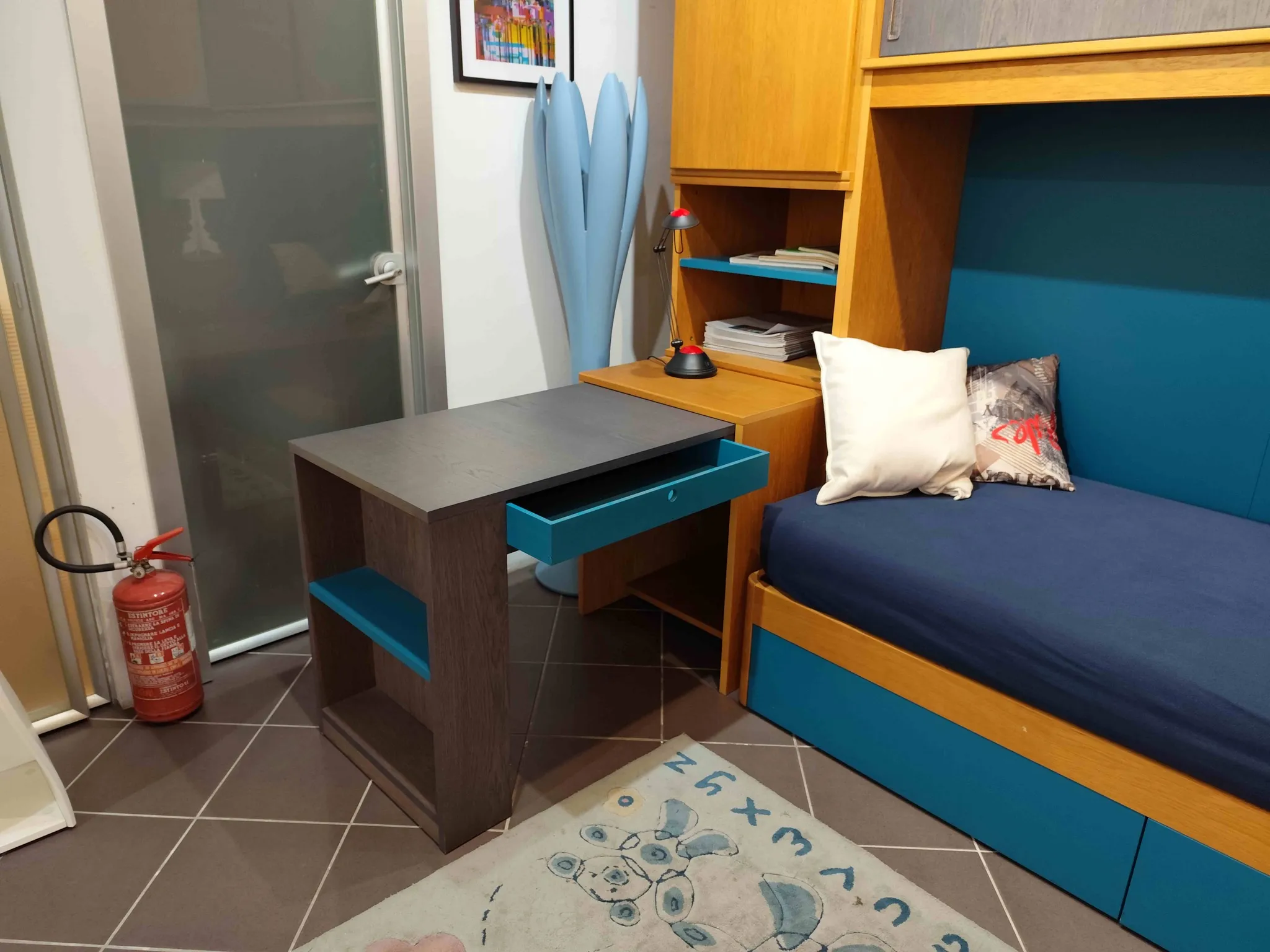 Cameretta blu con letto contenitore e cuscini