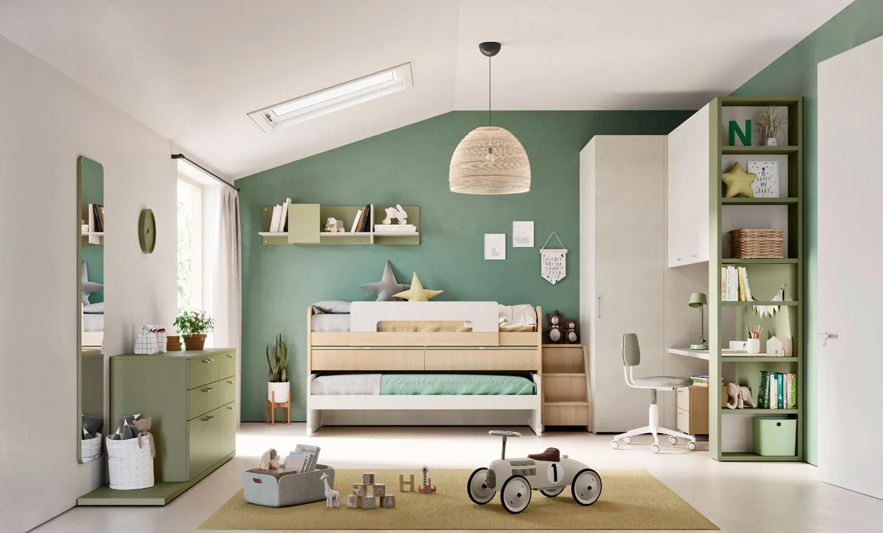 Cameretta verde salvia con armadio e scaletta