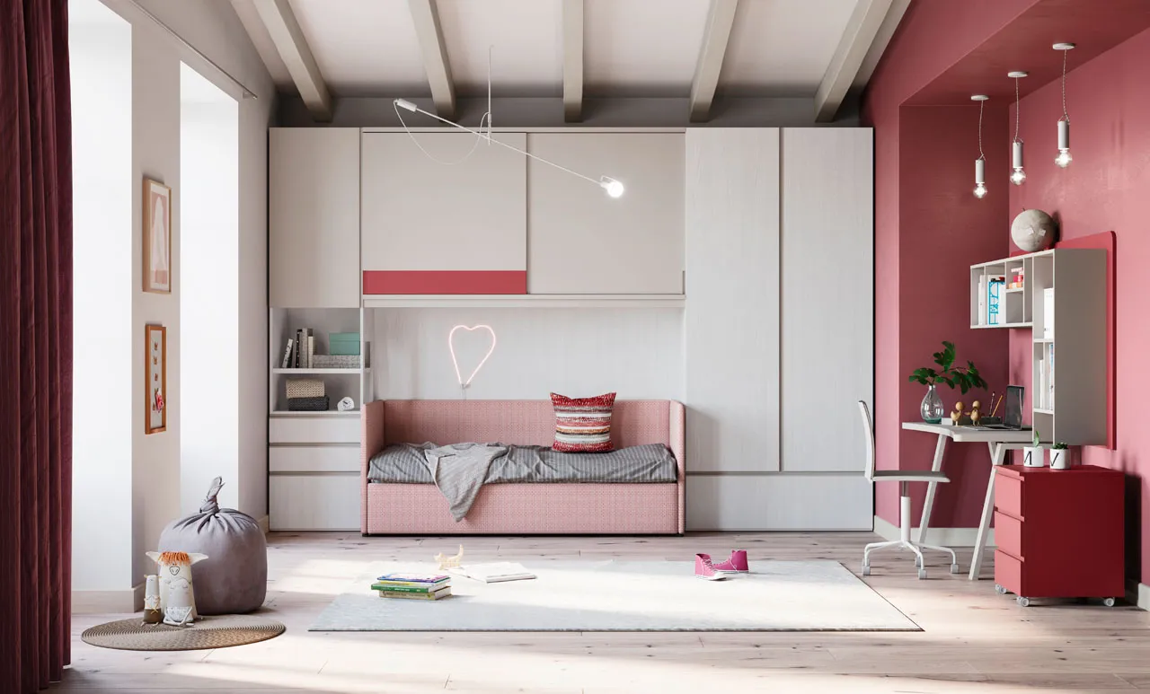 Camera rossa con divano letto e scrivania