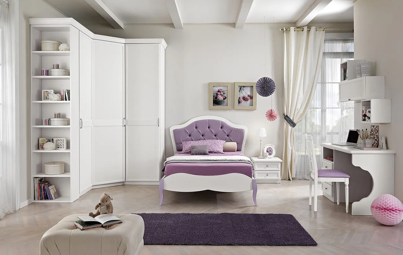 Cameretta bianca classica con letto lilla tufted