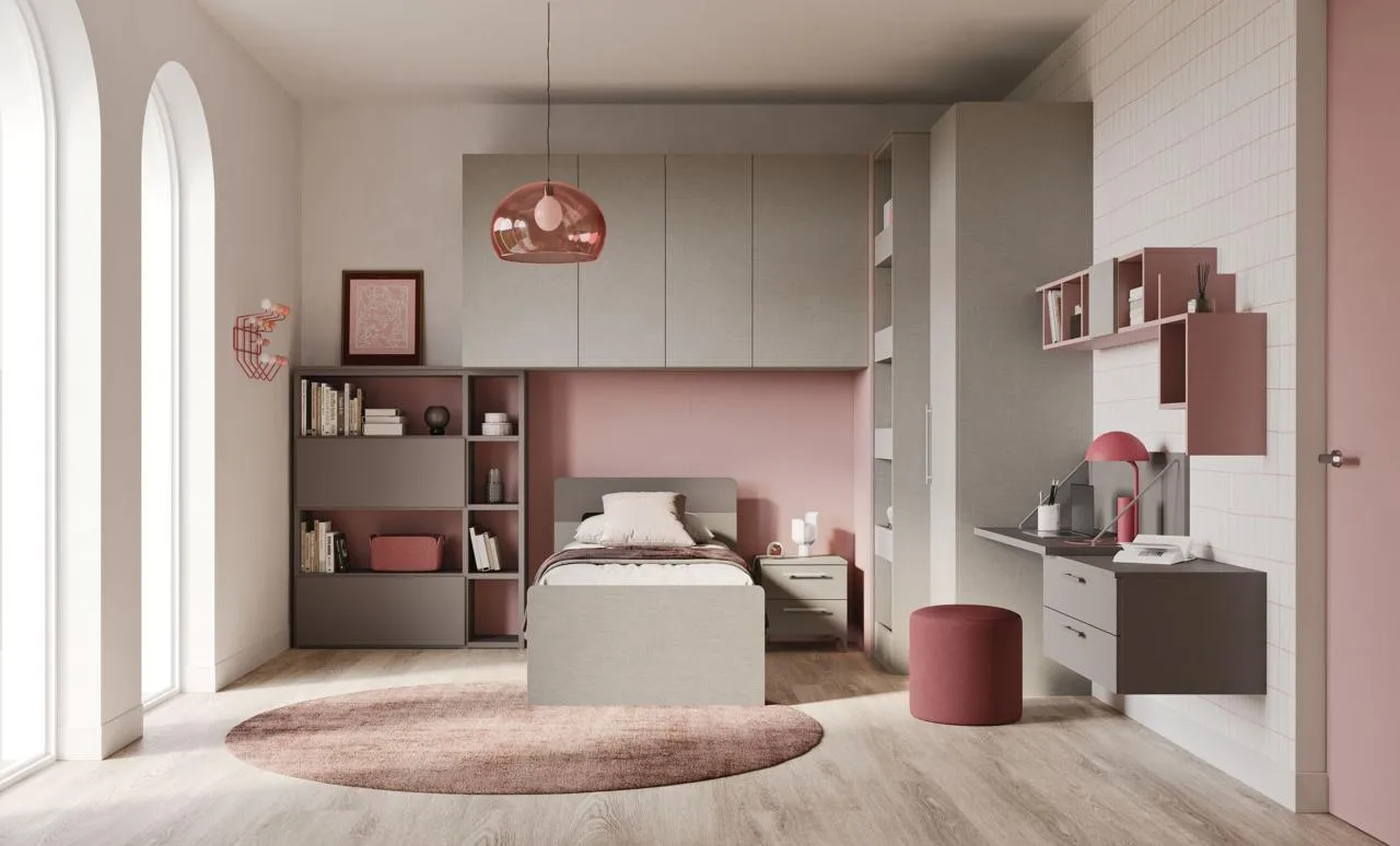 Cameretta rosa con libreria e scrivania sospesa