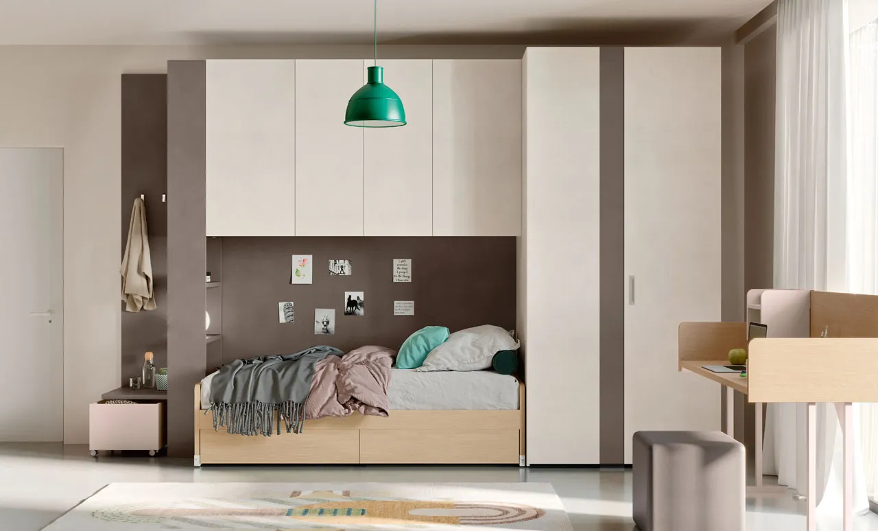 Cameretta letto legno con armadio bianco e verde