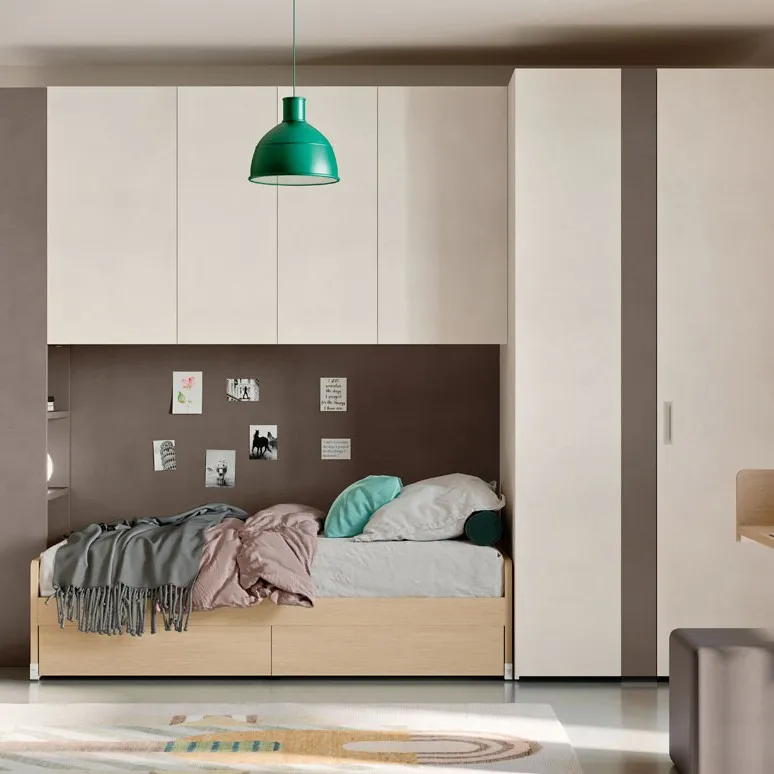 Letto legno chiaro con armadio bianco
