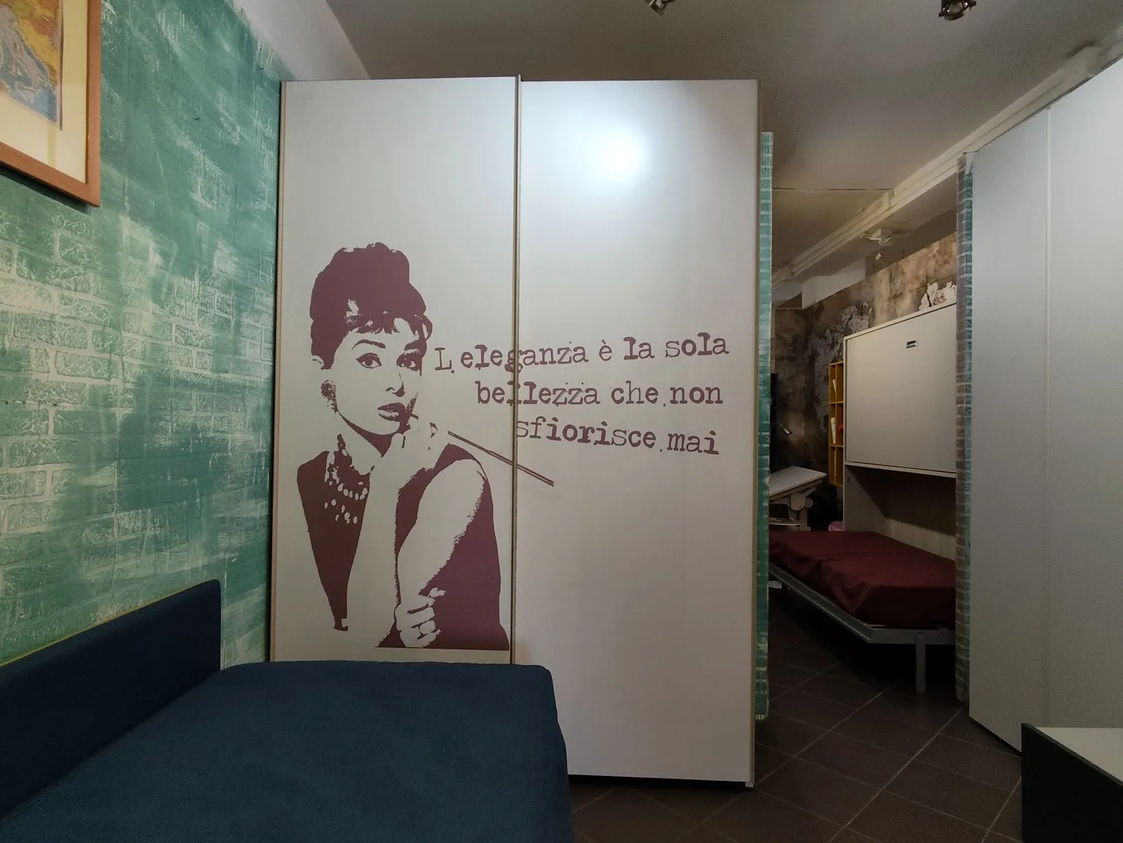 Armadio bianco con stampa Audrey Hepburn