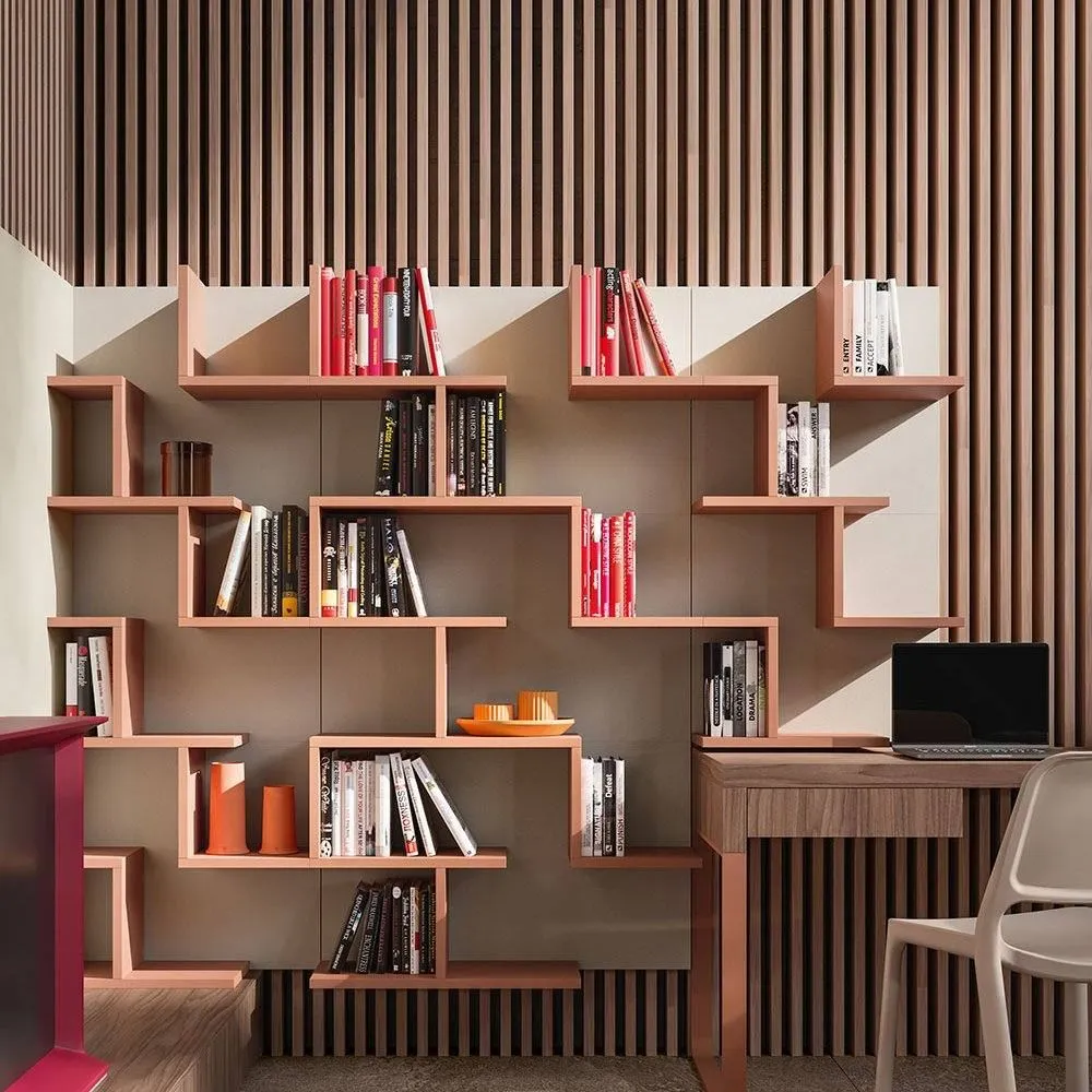 Libreria geometrica arancione con scrivania