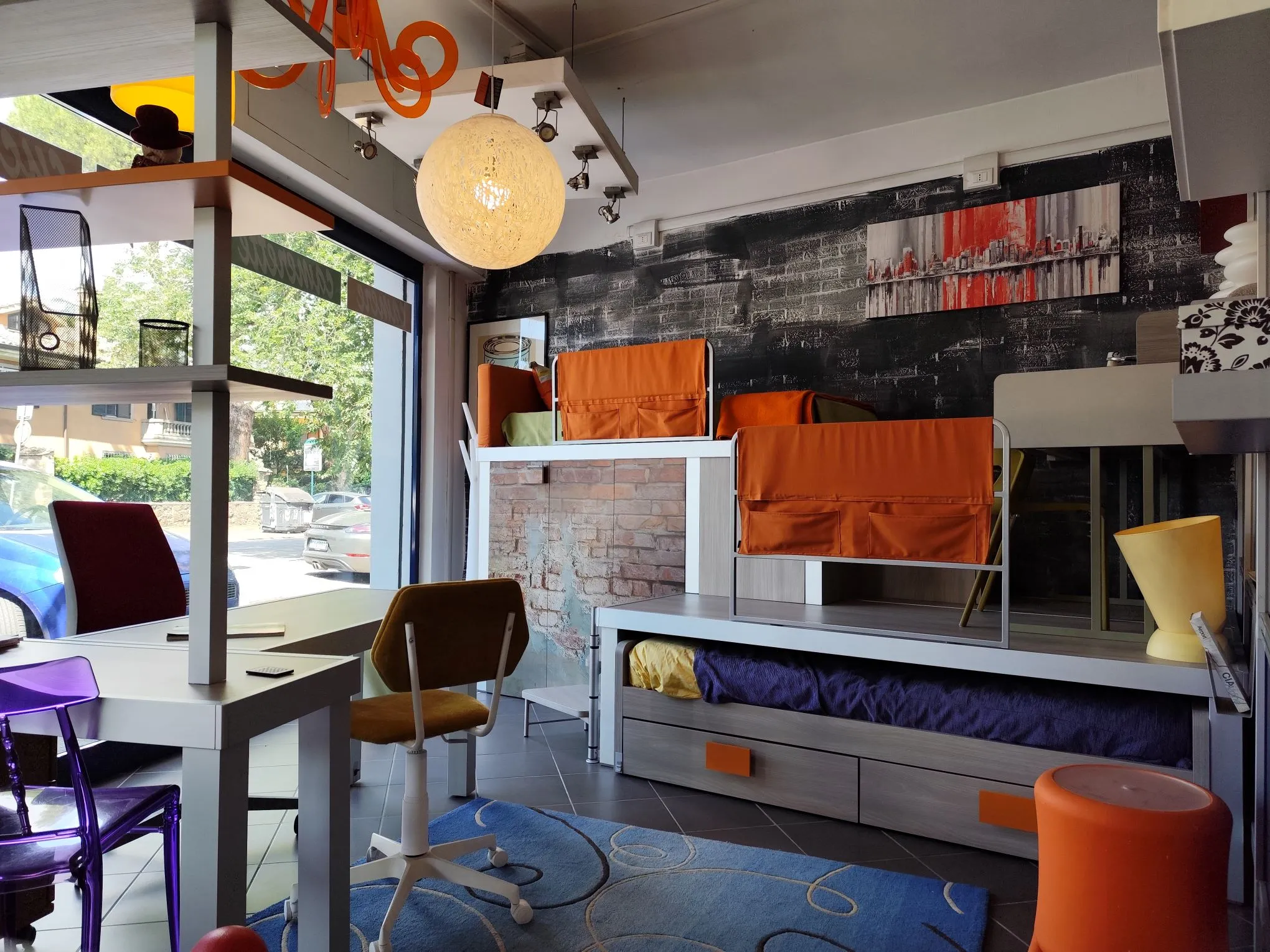 Letto a soppalco stile industrial con parete mattoni