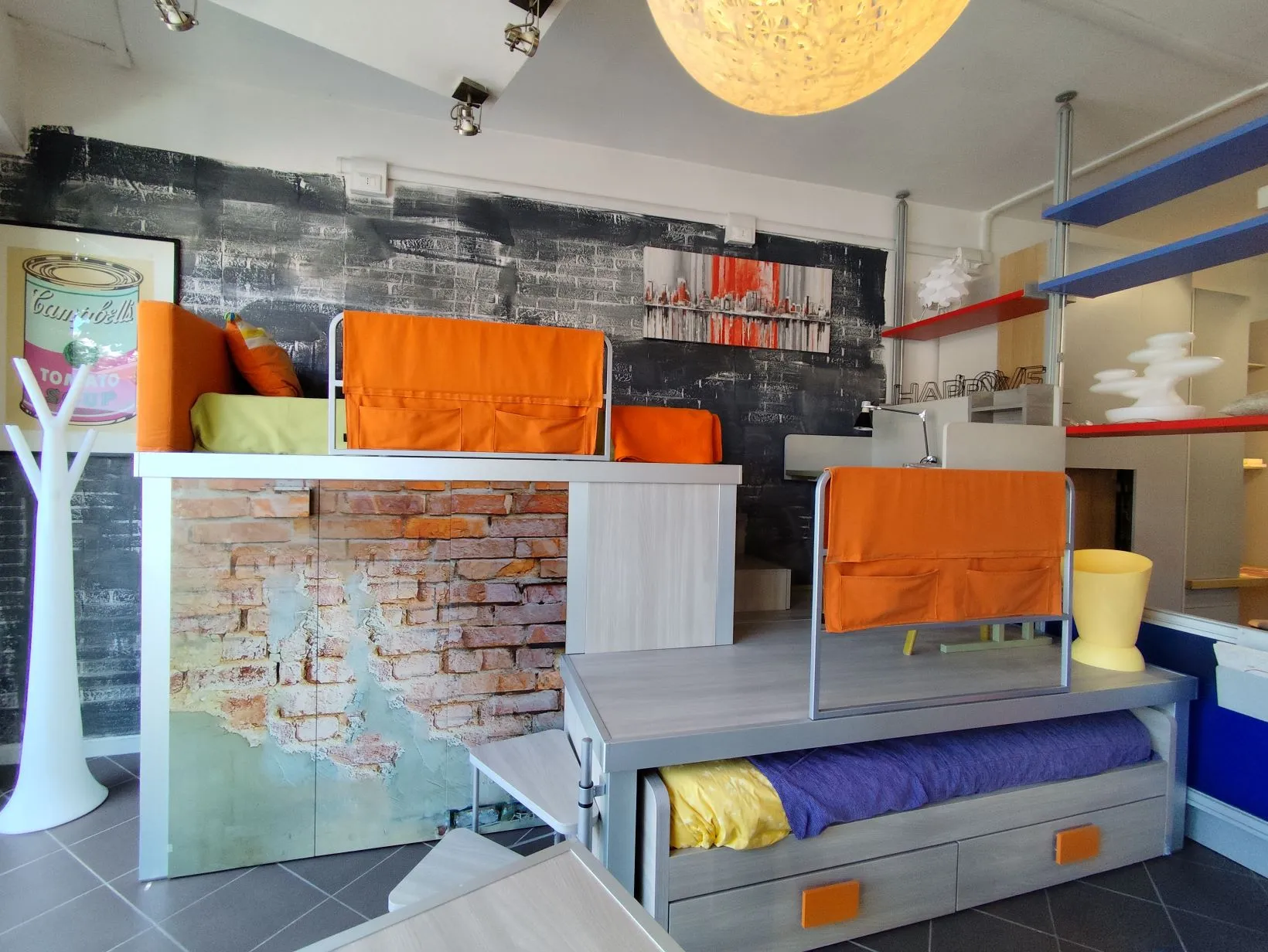 Soppalco arancio con letto contenitore blu