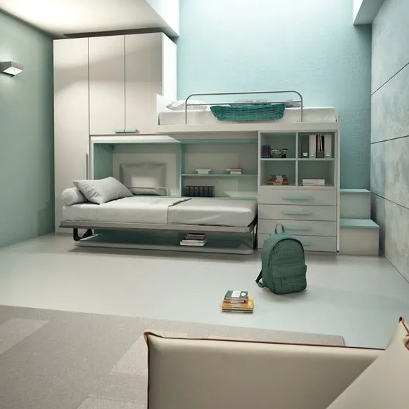 Letto a soppalco azzurro con scaletta e zaino