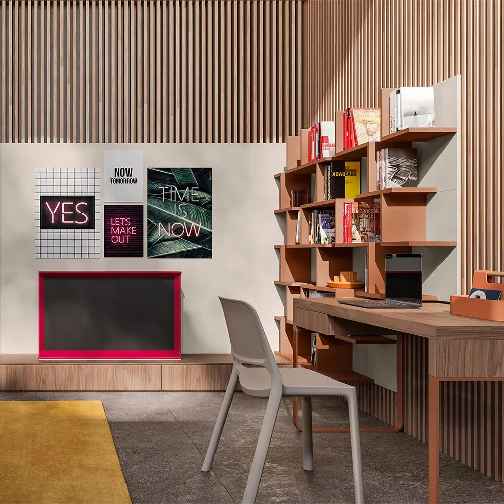 Zona studio con libreria geometrica arancione