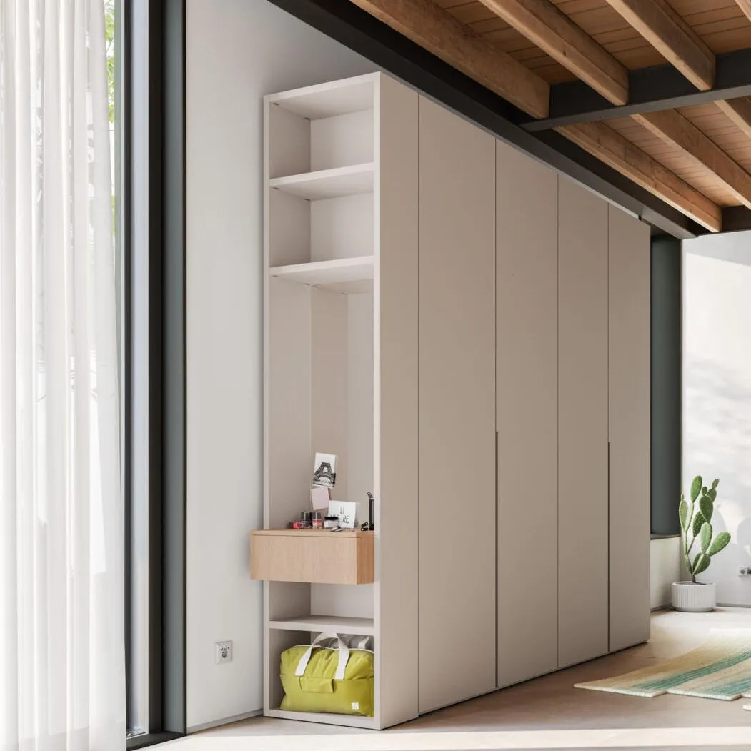 Scrivania legno con libreria sospesa e sedia verde