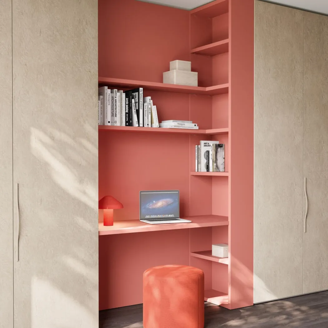 Angolo studio corallo con libreria e pouf