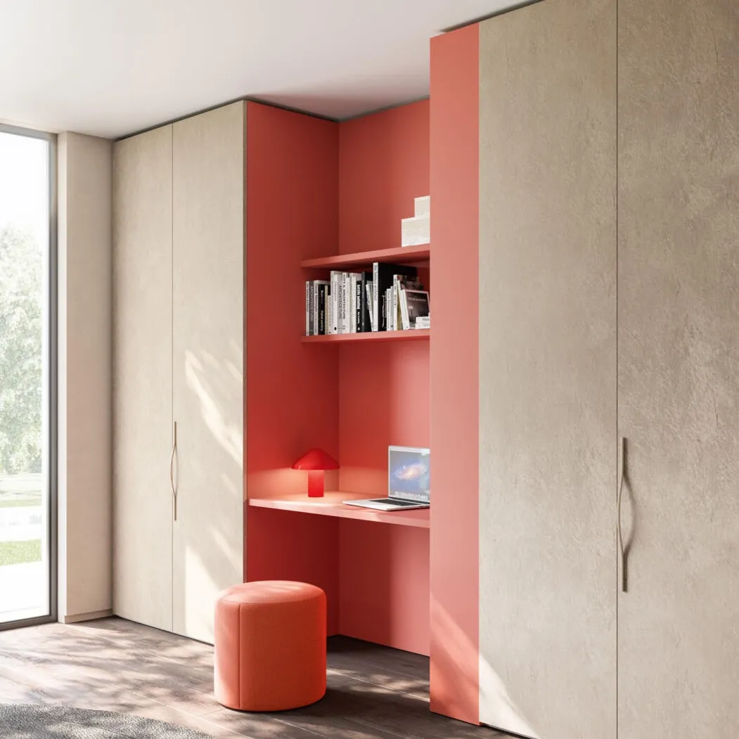Scrivania corallo incassata nell'armadio beige